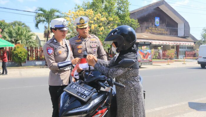 Sambut HUT RI ke-80, Sat Lantas Polresta Mataram Bagikan Bendera Merah Putih di Jalan Panji Tilar