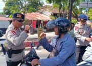 Kibarkan Merah Putih, Satuan Brimob Polda NTB Bagikan Ribuan Bendera untuk Semarakkan HUT RI ke-80