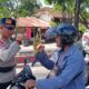 Kibarkan Merah Putih, Satuan Brimob Polda NTB Bagikan Ribuan Bendera untuk Semarakkan HUT RI ke-80