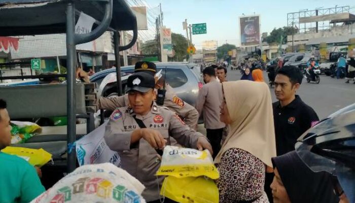Diserbu Warga: Polsek Ampenan Gelar Gerakan Pangan Murah, Ribuan Kilogram Beras SPHP Ludes di Pasar Kebon Roek!