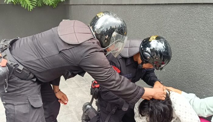 Gedung DPRD NTB Ludes Terbakar Saat Aksi Demonstrasi, Brimob Sigap Beri Pertolongan Medis