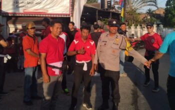 Jaga Semangat HUT RI Ke-80, Bhabinkamtibmas Pagutan Barat Amankan Lomba Gerak Jalan