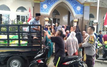 Polsek Batulayar Salurkan 2 Ton Beras Murah, Warga Antusias Sambut