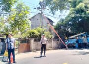 Polsek Lembar Amankan Pemangkasan Pohon di Dusun Batu Samban