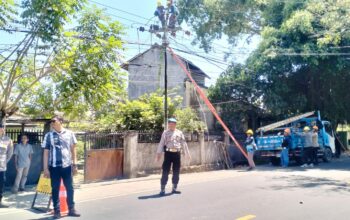 Polsek Lembar Amankan Pemangkasan Pohon di Dusun Batu Samban