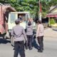Polsek Pelabuhan Lembar Bagikan Bendera Merah Putih kepada Sopir Truk Sambut HUT RI ke-80