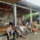 Sinergi dan Kebersamaan, Bhabinkamtibmas Bantu Warga Persiapan Pujawali di Pura Banjar Ujung