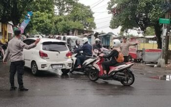 Minimalisir Kemacetan, Polsek Ampenan Atur Lalu Lintas di Bundaran Tugu Metro saat Jam Sibuk
