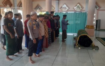 Polsek Terara Laksanakan Sambang Duka ke Warga di Dusun Inen Selao Desa Rarang