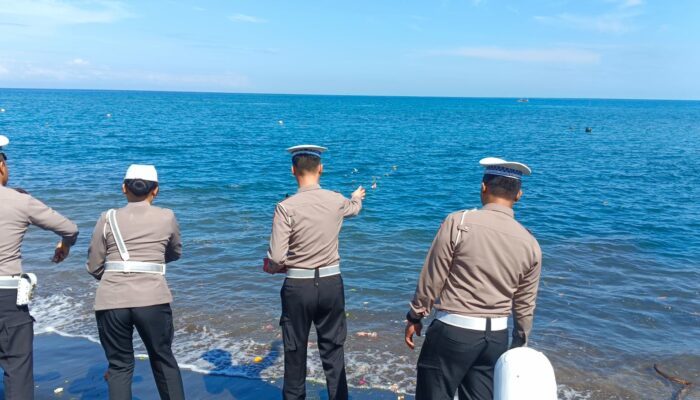 Rayakan HUT ke-70, Satlantas Polres Lombok Utara Gelar Tabur Bunga di Pantai KLU