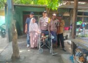 Wujud Kepedulian, Bhabinkamtibmas Polsek Kediri Beri Bantuan Kursi Roda untuk Faizal