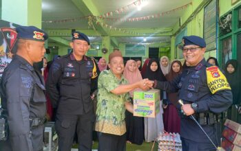 Tegaskan Jiwa Kemanusiaan, Batalyon A Pelopor Brimob NTB Beri Bantuan ke Panti Asuhan dan Warga Kurang Mampu