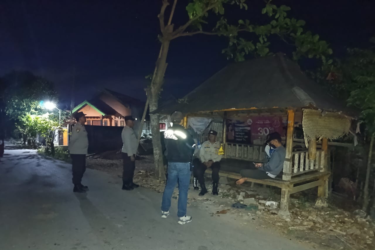 Polsek Gerung Intensifkan Patroli Kamling dan Kandang Kolektif di Desa Kebon Ayu