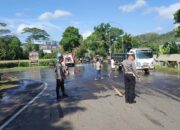 Kolaborasi Polsek Gerung dan Damkar Bersihkan Tumpahan Solar di Simpang Lima Patung Koperasi