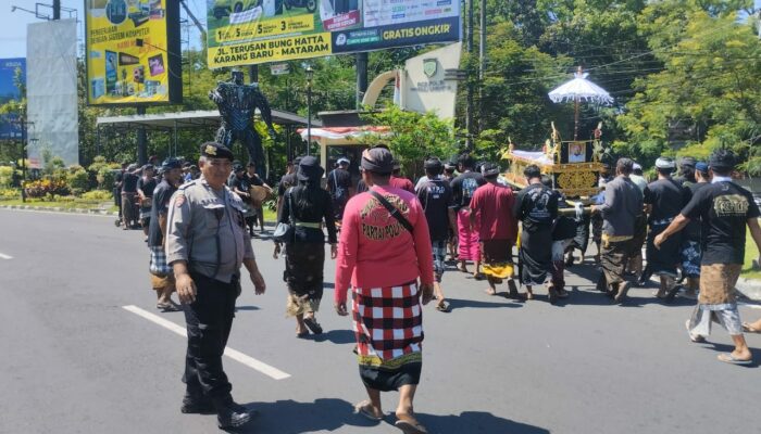 Polsek Mataram Amankan Prosesi Ngaben, Wujud Pelayanan Polri untuk Semua Kalangan