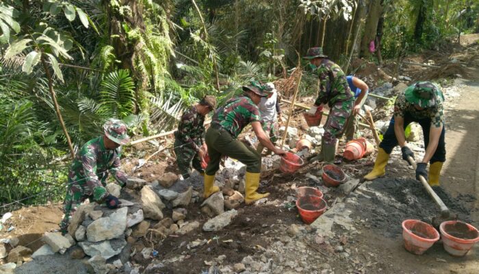 Hujan Lebat Tak Surutkan Semangat: TMMD ke-126 Lingsar Terus Pacu Pembangunan Enam Sasaran Fisik