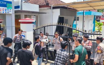 Jamin Kondusifitas: Kapolsek Selaparang Pimpin Pengamanan Aksi Unjuk Rasa Aliansi KILAT di Kejati NTB