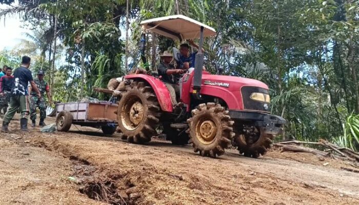 Traktor Modifikasi Jadi Andalan Angkut Material TMMD ke-126