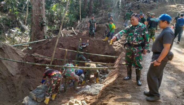Pilar Kearifan Lokal: TMMD ke-126 Lingsar Sukses Ciptakan Wilayah Aman Berkat Semangat Gotong Royong Desa