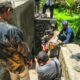 Bhabinkamtibmas Lingsar Turun Langsung Dampingi Warga dari Sampah hingga Tambak Ikan