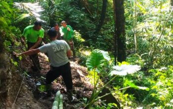 Satgas TMMD 126 Kodim 1606 Mataram Buka Jalur Pipa Pompa Hydram di Lereng Curam