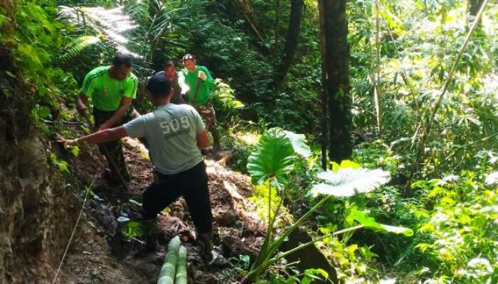 Satgas TMMD 126 Kodim 1606 Mataram Buka Jalur Pipa Pompa Hydram di Lereng Curam