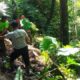 Satgas TMMD 126 Kodim 1606 Mataram Buka Jalur Pipa Pompa Hydram di Lereng Curam