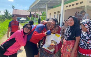 Gowes Kamtibmas, Polres Lombok Utara Layani 100 Warga Desa Pansor dengan Pengobatan Gratis