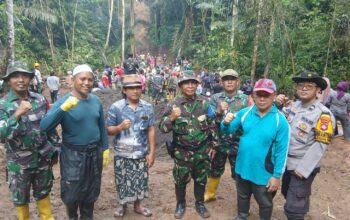 Eratnya Kebersamaan TNI-Polri: Babinsa dan Bhabinkamtibmas Turun Langsung di Pengecoran Jembatan Bersama Warga