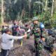 Sinergi Tembus Batas: Di Tengah Badai cuaca extriem, Dan SSK TMMD 126 Pimpin Langsung Kerja Bakti Atasi Longsor di Lokasi TMMD 126
