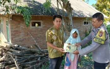 Aksi Nyata Polri: Polsek Sekotong Salurkan Bantuan Sosial di Desa Kedaro Lombok Barat