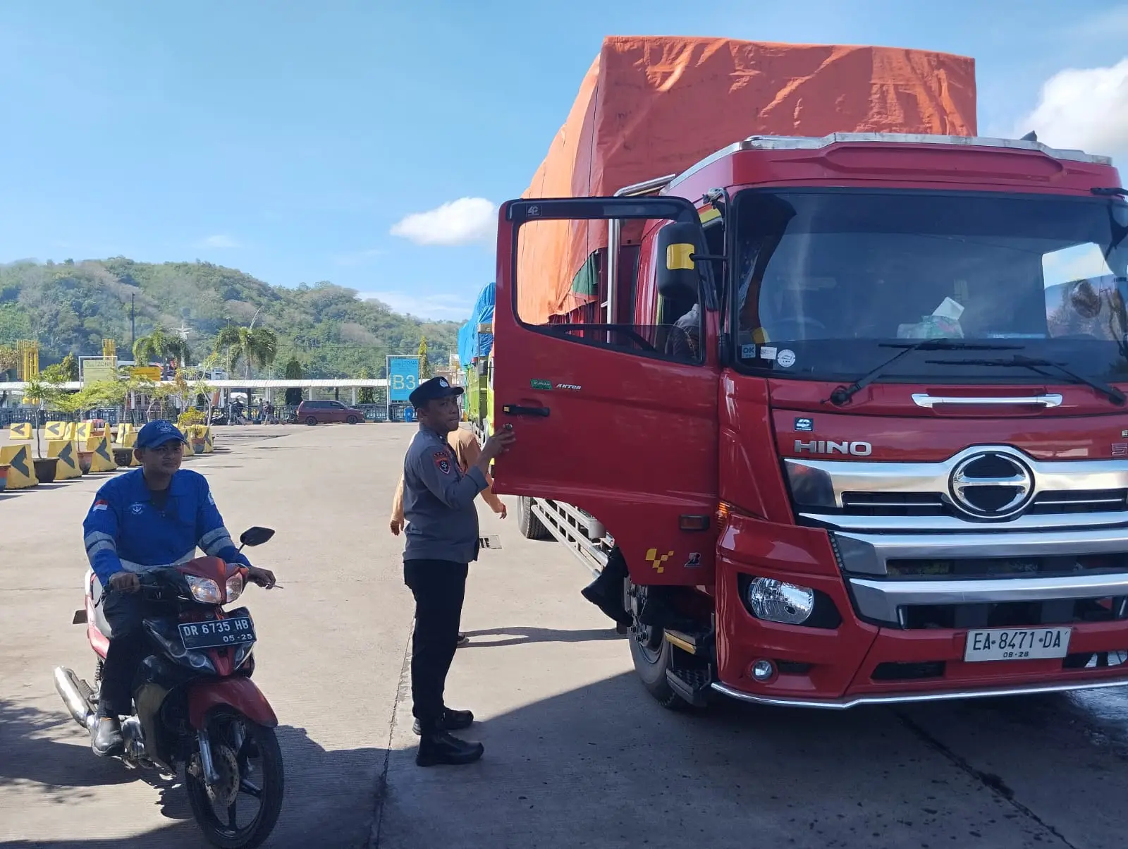 Polsek Kawasan Pelabuhan Lembar Jaga Ketertiban Bongkaran Kapal dari Jangkar