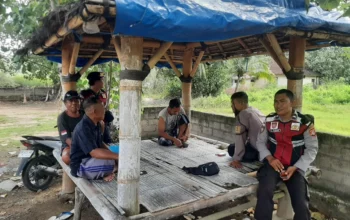 Empat Personel Polsek Sekotong Patroli Dialogis di Gunung Ketapang