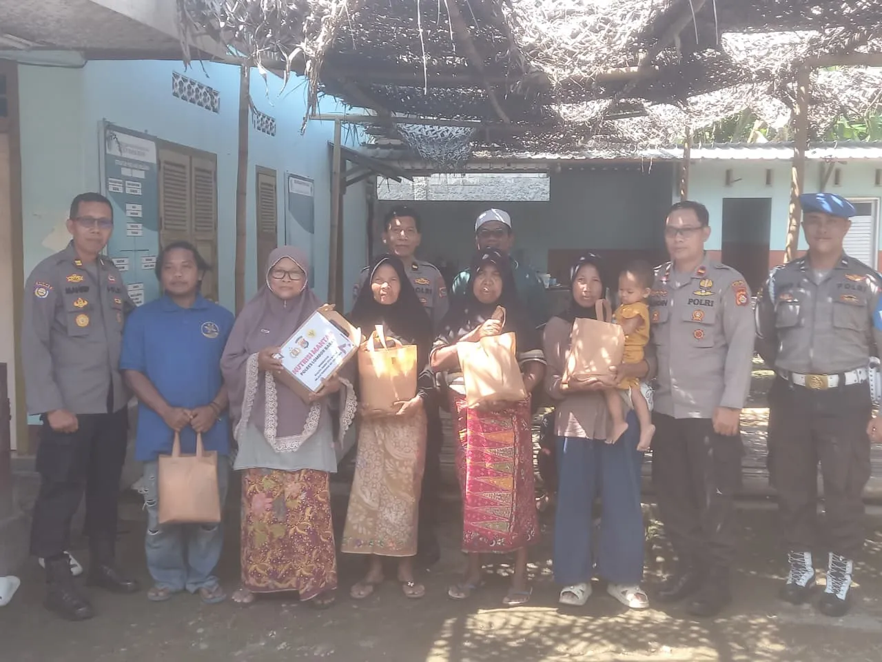 Polri Peduli Gizi: Nutrisi Mantap Hangatkan Hati Warga Labuapi