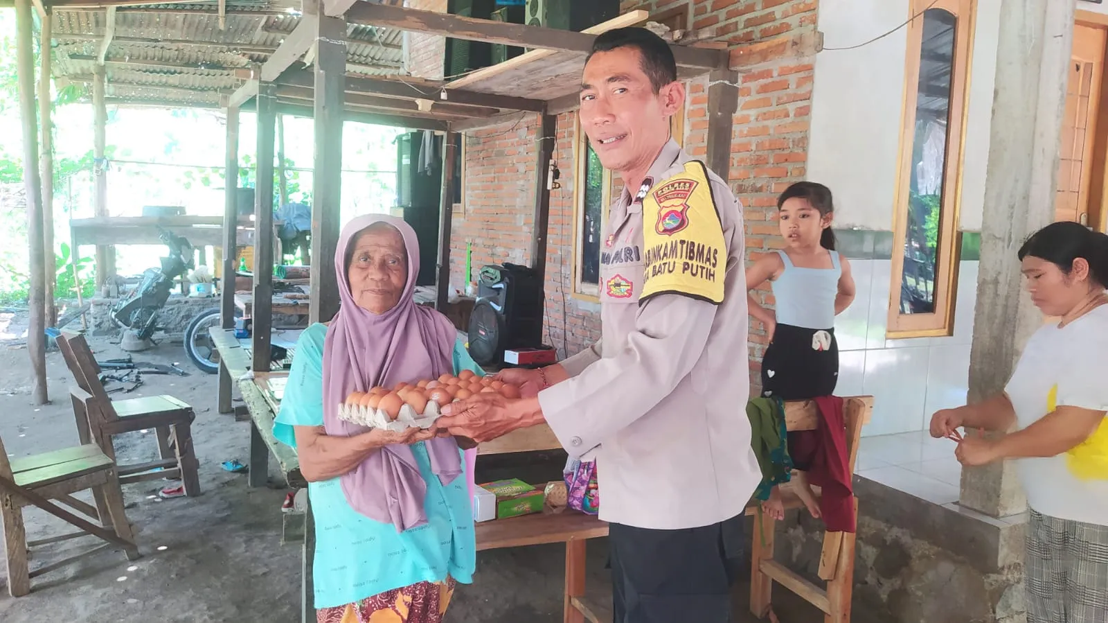 Tak Hanya Amankan Desa, Polisi Sekotong Juga Bantu Warga Lewat Nutrisi Mantap