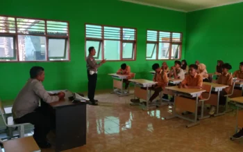 Dekatkan Diri ke Generasi Muda, Polsek Sekotong Turun ke Sekolah