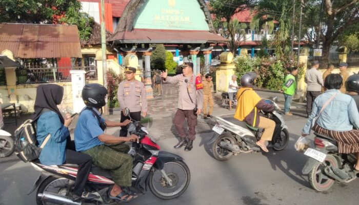 Jaga Keselamatan Pelajar: Kapolsek Mataram Pimpin Langsung Pengaturan Lalu Lintas Pagi di Depan Sekolah