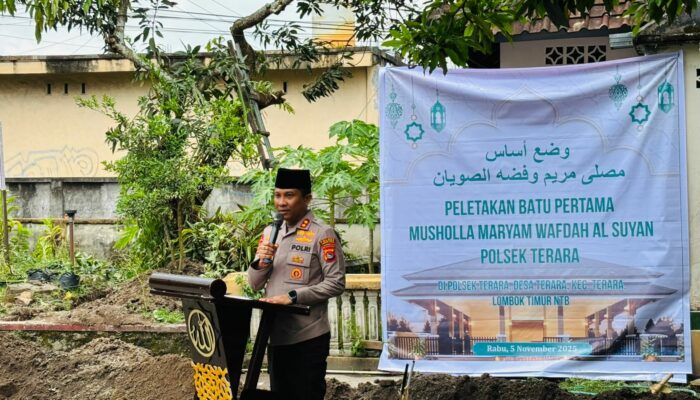 Kapolres Lombok Timur melaksanakan Peletakan Batu Pertama Pembangunan Musholla “Maryam Wafdah Al Suyan” di Polsek Terara