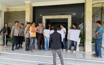 Jamin Ketertiban Publik: Polsek Mataram Amankan Aksi Hearing di PUPR NTB, Soroti Evaluasi Ulang Tender Jalan