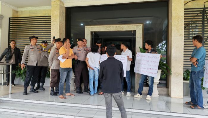 Jamin Ketertiban Publik: Polsek Mataram Amankan Aksi Hearing di PUPR NTB, Soroti Evaluasi Ulang Tender Jalan