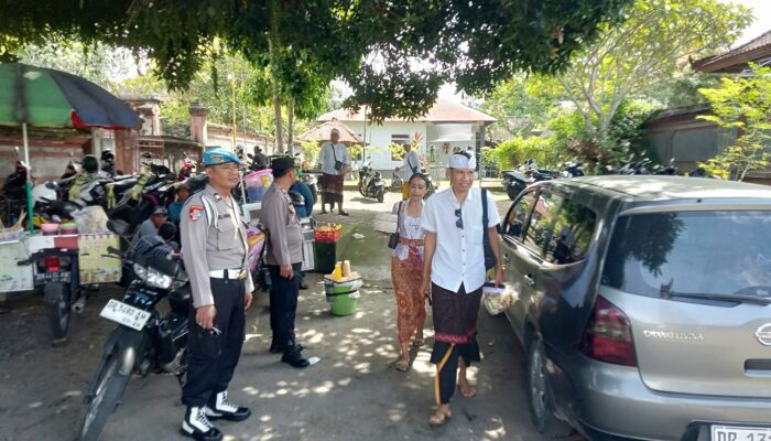Wujudkan Rasa Aman Beribadah: Kapolsek Mataram Pimpin Langsung Pengamanan Pura Saat Perayaan Hari Raya Galungan