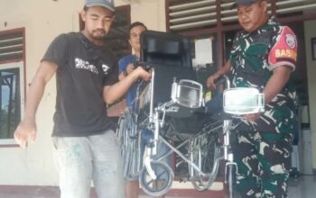 Sinergi TNI dan Dinsos Lobar di Gunungsari: Babinsa Dampingi Penyerahan Kursi Roda, Wujudkan Kepedulian terhadap Penyandang Disabilitas