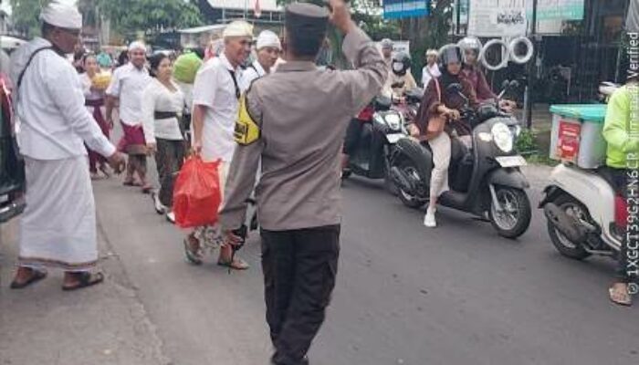 Jamin Kekhusyukan Umat: Polsek Mataram Amankan Sepanjang Rangkaian Pujawali di Pura Parhyangan Pasek
