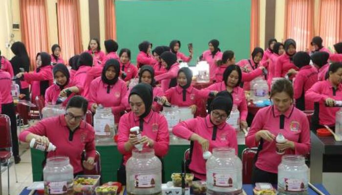 Bhayangkari Torehkan Rekor MURI: 59.800 Anggota Serentak Olah Eco Enzym untuk Indonesia Hijau