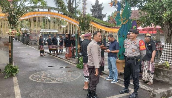 Wujud Pelayanan Polri: Bhabinkamtibmas Punia Turun Kawal Prosesi Upacara Ngaben, Sambang Duka Sekaligus Jamin Keamanan