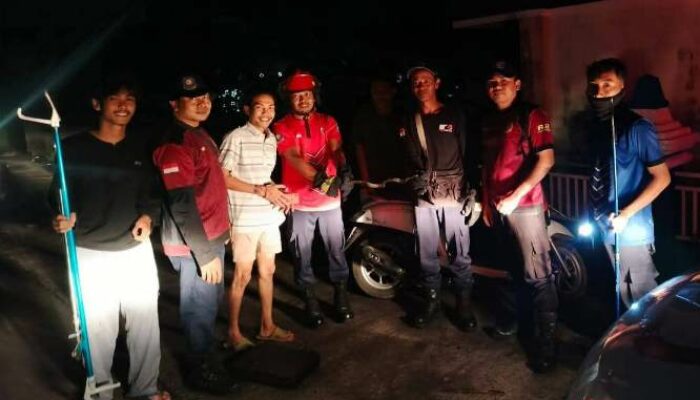 Aksi Dramatis Tengah Malam: Damkar Lombok Barat Evakuasi Ular Sanca dari Stang Motor di Gerung