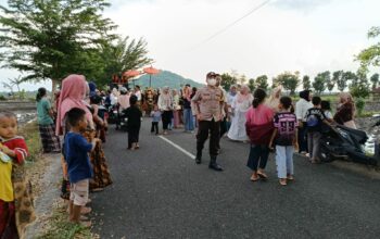 Nyongkolan Suku Sasak di Kuripan: Polisi Urai Kepadatan Lalin