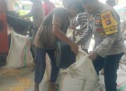 Jaga Kualitas, Polri Bantu Petani Lombok Barat Pipil Jagung