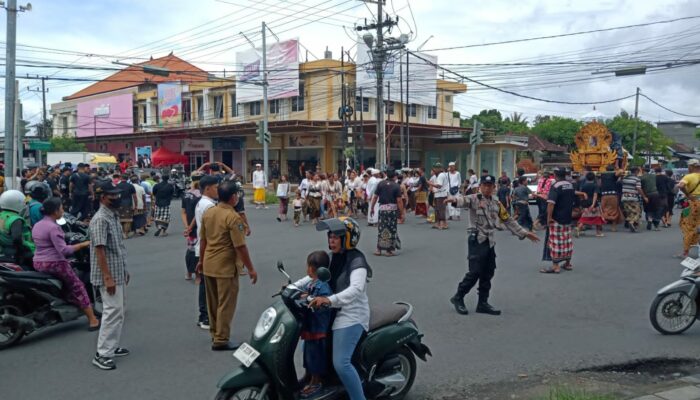 Polsek Mataram Kawal Dua Rombongan Prosesi Upacara Ngaben di Pagesangan, Pastikan Jalur Lalin Aman dan Lancar