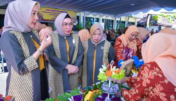 Penuh Kekeluargaan: Lomba Menata Kue Tradisional Meriahkan HUT Ke-26 DWP NTB, Perkuat Kebersamaan Dharma Wanita